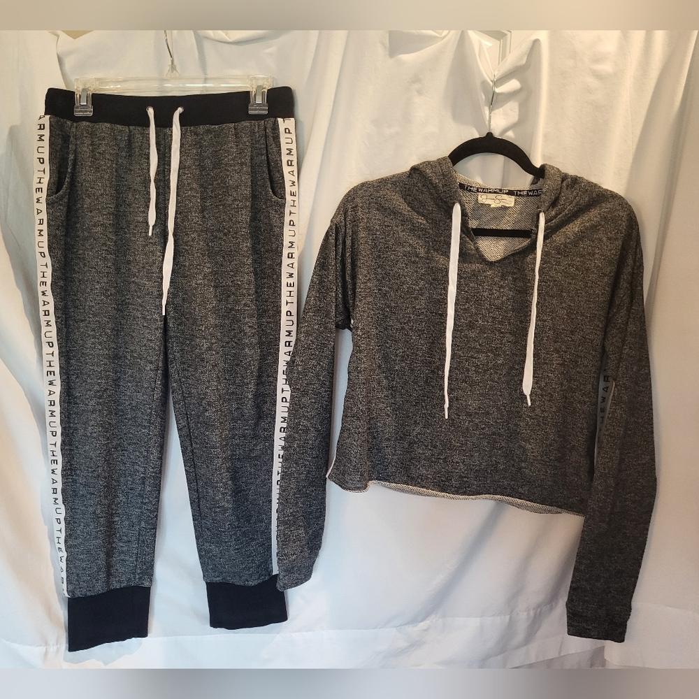 Jessica Simpson TheWarmUP - Gray and White Sweatsuit Outfit - (M/M)